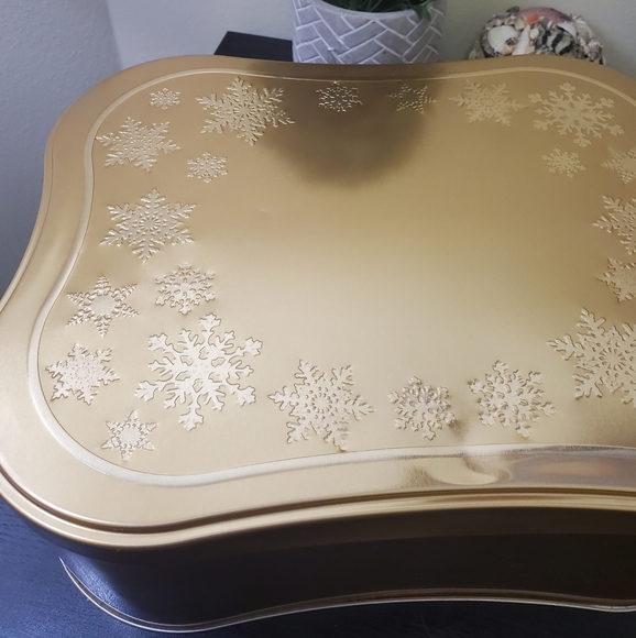 Christmas Tin Box - Picture 2 of 5